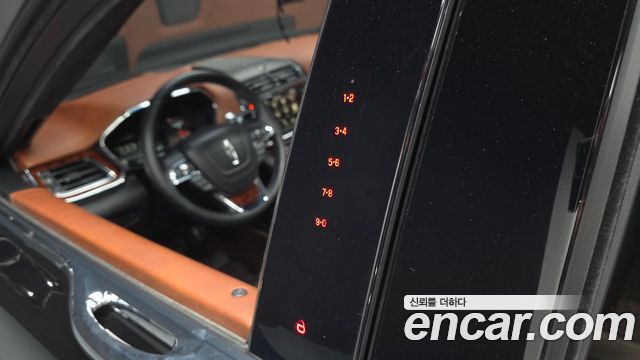 Lincoln Continental 2017 — photo 42
