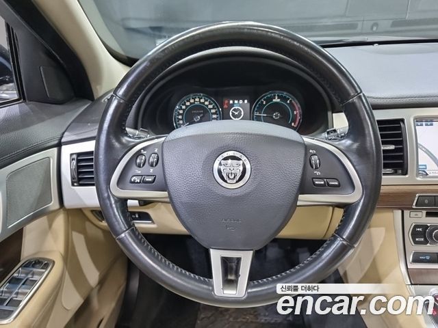 Jaguar XF 2013 — photo 11