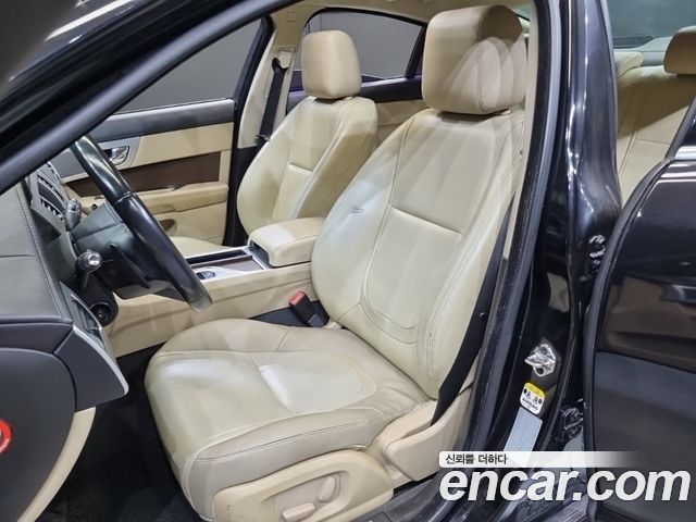 Jaguar XF 2013 — photo 16