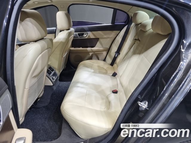 Jaguar XF 2013 — photo 17