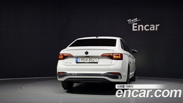 Volkswagen Jetta 2023 — photo 4