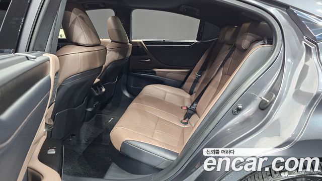 Lexus ES 2025 — photo 17