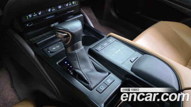 Lexus ES 2019 — photo 9