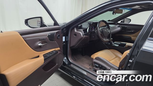 Lexus ES 2019 — photo 10