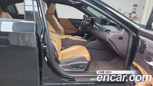 Lexus ES 2019 — photo 11