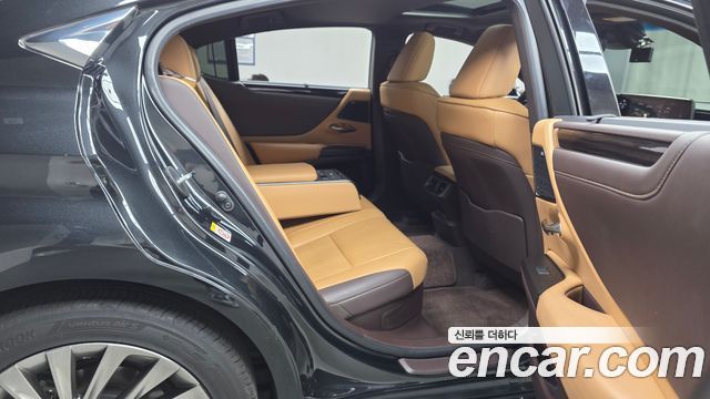 Lexus ES 2019 — photo 12