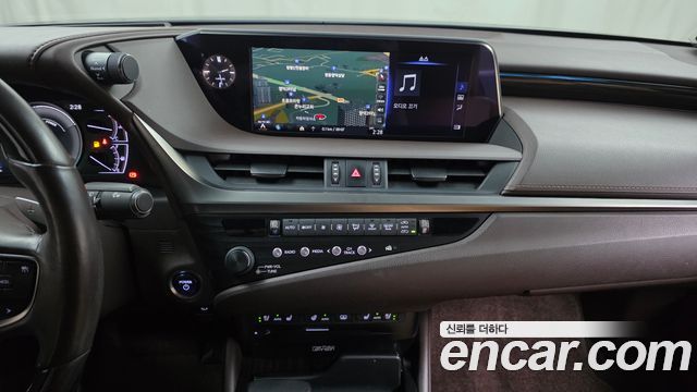 Lexus ES 2019 — photo 13