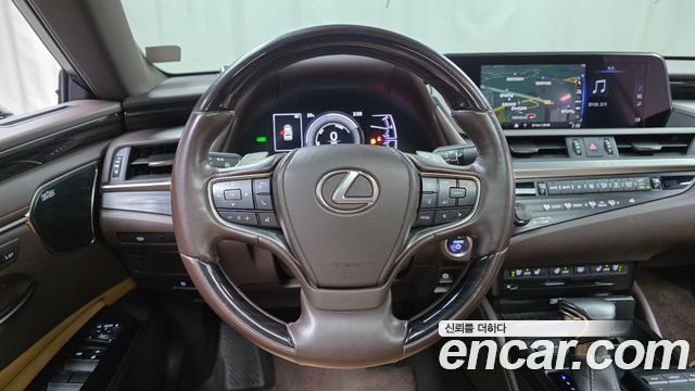 Lexus ES 2019 — photo 14