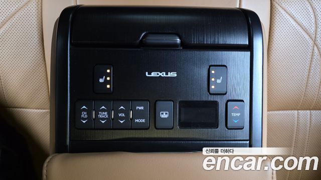 Lexus ES 2019 — photo 20