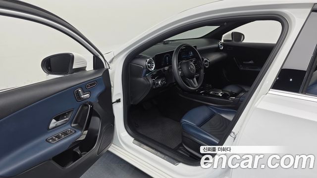 Mercedes-Benz A-Class 2019 — photo 10