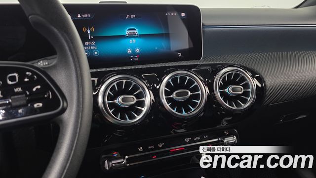 Mercedes-Benz A-Class 2019 — photo 13