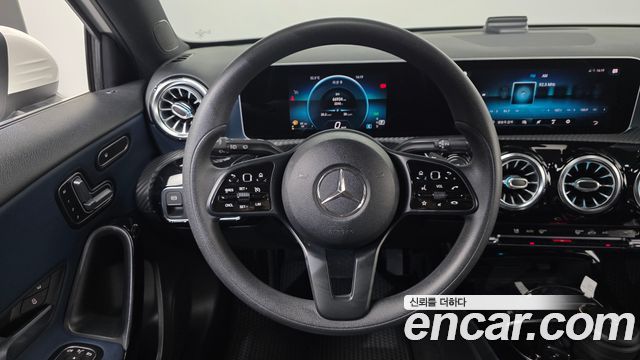 Mercedes-Benz A-Class 2019 — photo 14