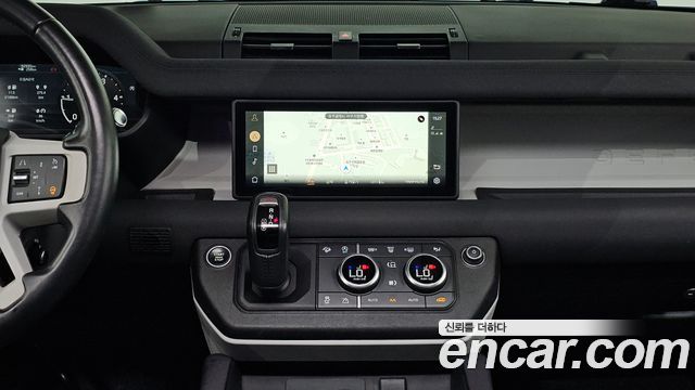 Land Rover Defender 2022 — photo 13