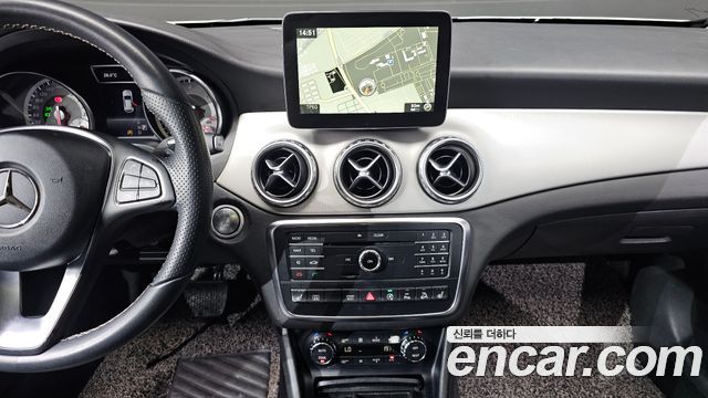 Mercedes-Benz GLA-Class 2017 — photo 12