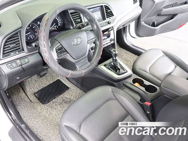 Hyundai AVANTE 2018 — photo 17