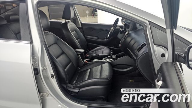 Kia K3 2013 — photo 17