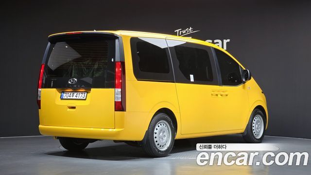 Hyundai Staria 2023 — photo 2