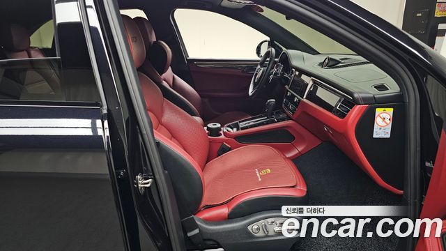 Porsche Macan 2023 — photo 17