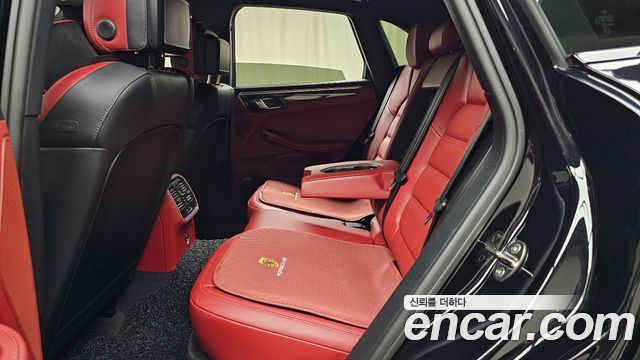 Porsche Macan 2023 — photo 18