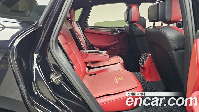 Porsche Macan 2023 — photo 16