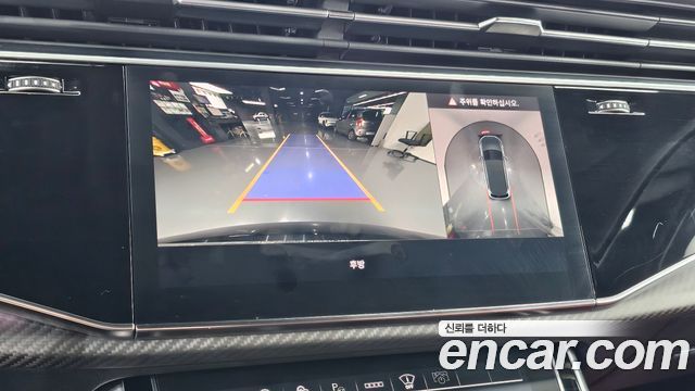 Audi SQ7 2025 — photo 21