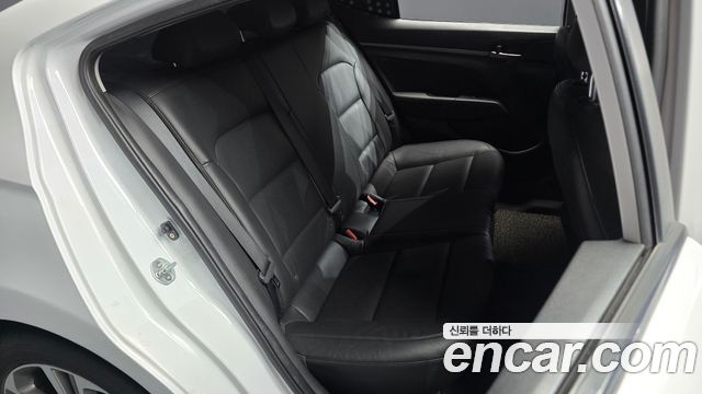 Hyundai AVANTE 2018 — photo 11