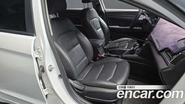 Hyundai AVANTE 2018 — photo 12