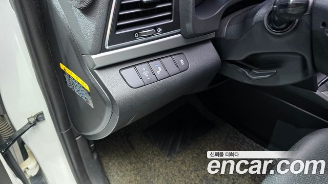 Hyundai AVANTE 2018 — photo 18