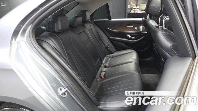Mercedes-Benz E-Class 2019 — photo 18