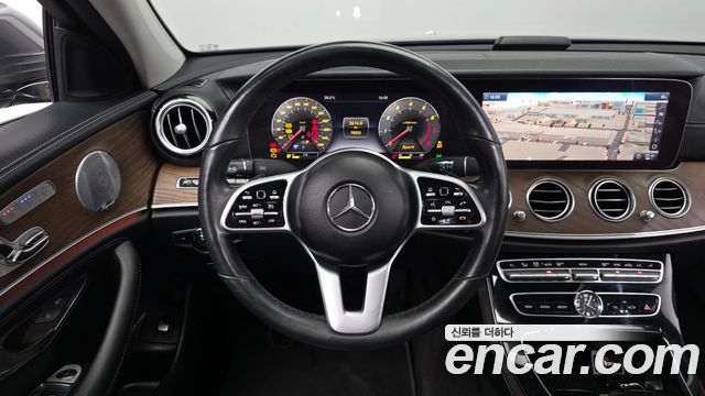 Mercedes-Benz E-Class 2019 — photo 19