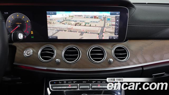 Mercedes-Benz E-Class 2019 — photo 20