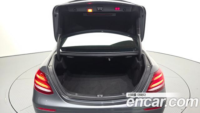 Mercedes-Benz E-Class 2019 — photo 26
