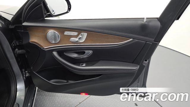 Mercedes-Benz E-Class 2019 — photo 14