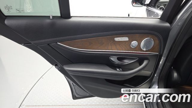 Mercedes-Benz E-Class 2019 — photo 15