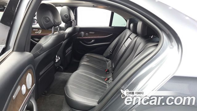 Mercedes-Benz E-Class 2019 — photo 16