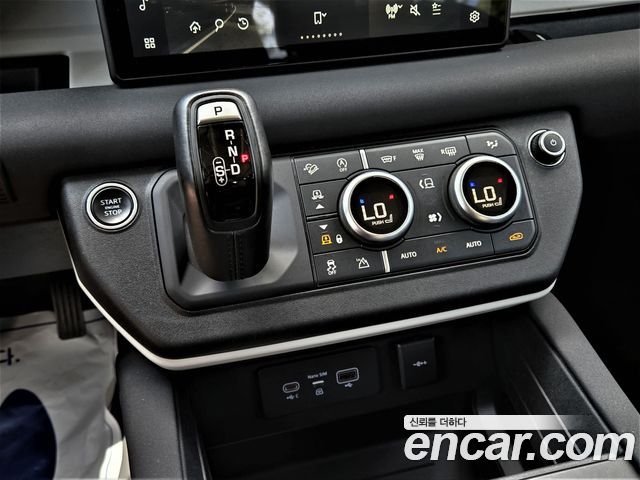 Land Rover Defender 2020 — photo 11