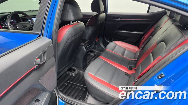 Hyundai AVANTE 2017 — photo 18