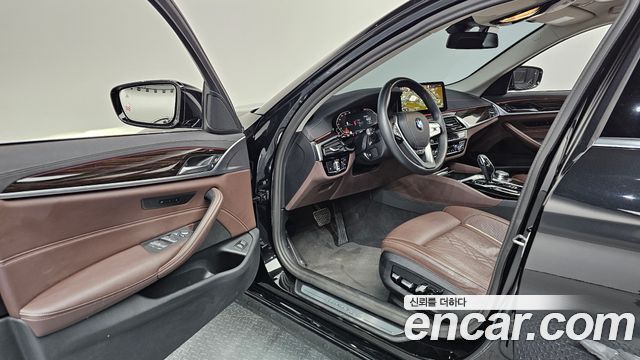 BMW 5-Series 2023 — photo 10