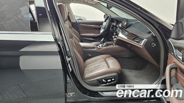 BMW 5-Series 2023 — photo 11