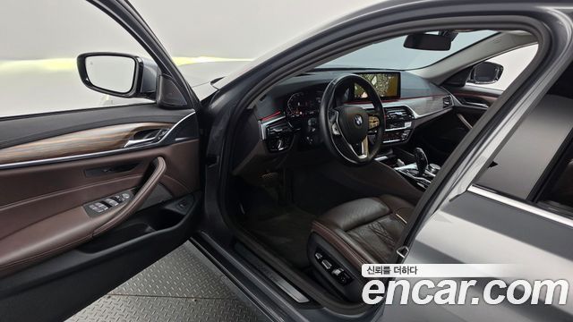 BMW 5-Series 2023 — photo 10