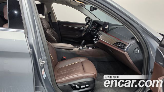 BMW 5-Series 2023 — photo 11