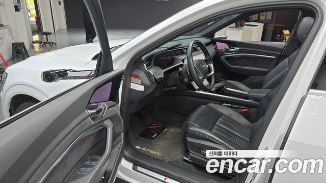 Audi e-tron 2021 — photo 10