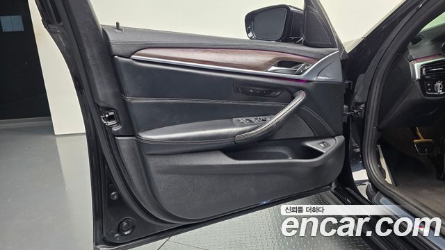 BMW 5-Series 2017 — photo 14