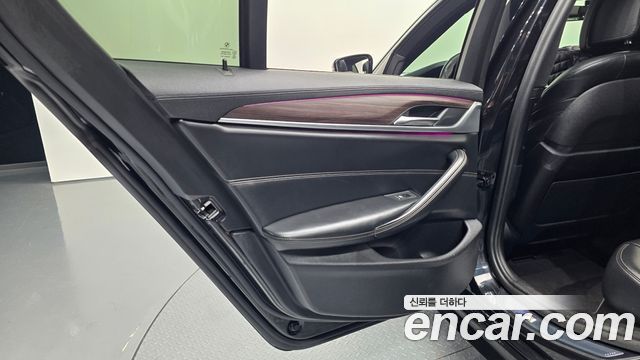 BMW 5-Series 2017 — photo 15