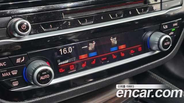 BMW 5-Series 2017 — photo 28
