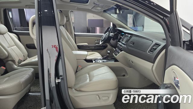Kia Canival 2017 — photo 16