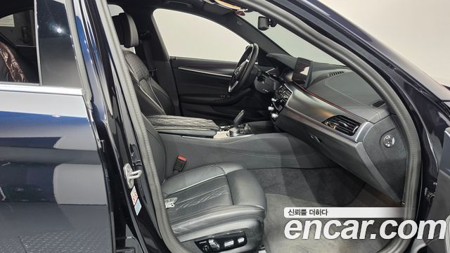 BMW 5-Series 2023 — photo 11