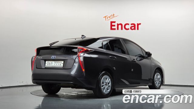 Toyota Prius 2017 — photo 2