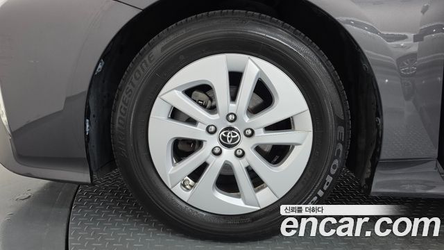 Toyota Prius 2017 — photo 5