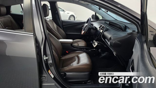 Toyota Prius 2017 — photo 11
